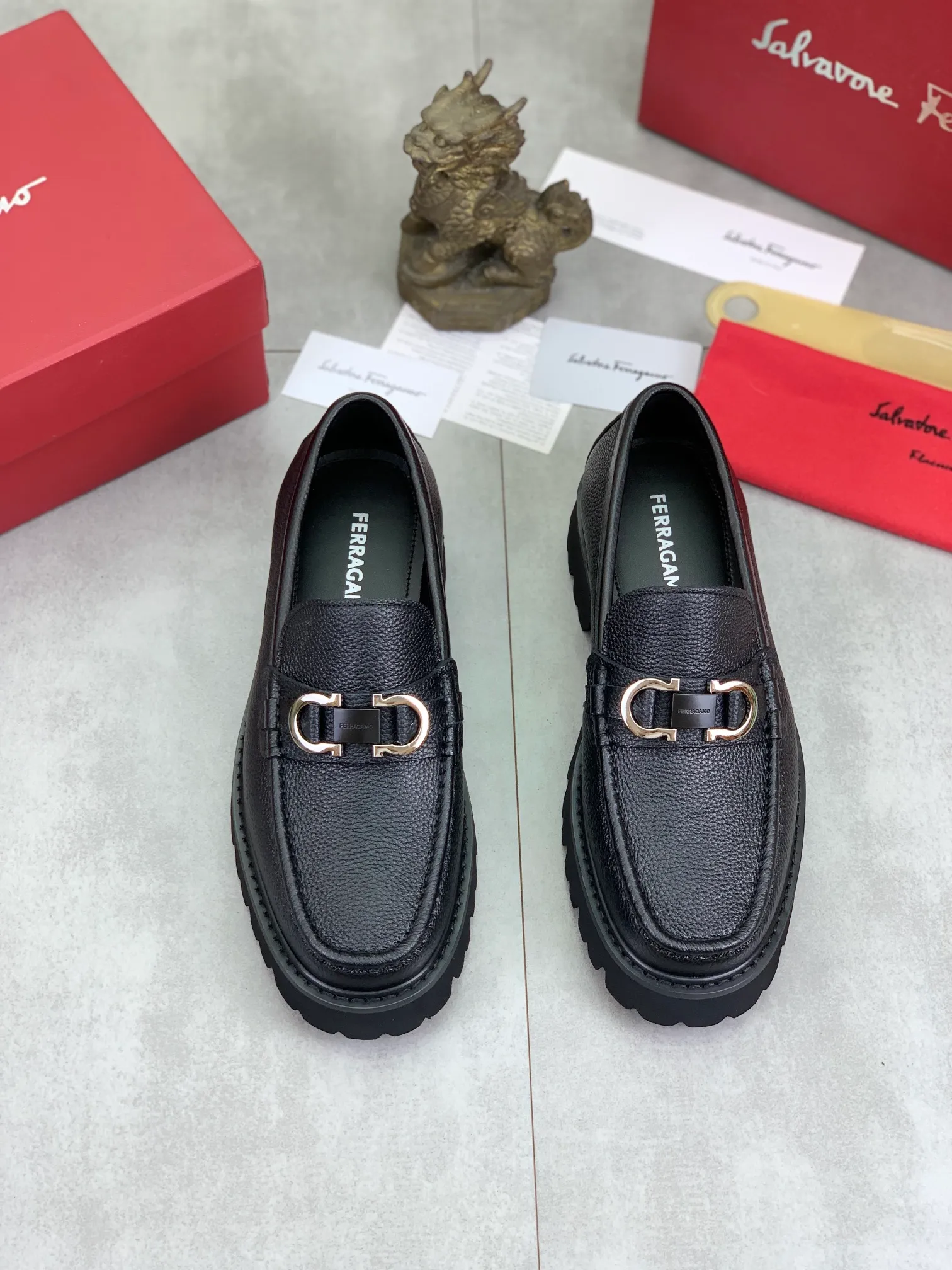 Men's Men's Shoes 💰P460💰[New Style] Water-dyed Niuli 🆘[Salvatore Ferragamo] Ferragamo's latest casual business leather shoes for men! Available at counters simultaneously! The fabric is made of specially imported original calfskin, the lining is made of imported water-dyed cowhide, and the original lightweight foam outsole is absolutely luxurious and leads the fashion trend. Matching code: 38-45; 4️⃣ colors available